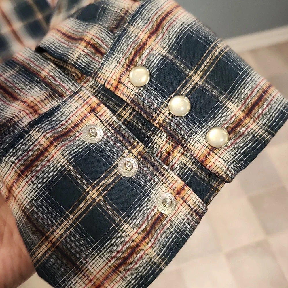 Wrangler Western Vintage Fashion Pearl Snap Long Sleeve Cowboy Cut Shirt
